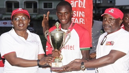(L-r): Veronica Onoja, regional operations director, Airtel, South Region, Tari Ogidi, captain of Rivers State male team, with Ex-Super Eagles International and ARS 5 Technical Adviser, Etim Esin during the presentation of trophy to the team at Liberation Stadium, Port Harcourt last weekend.